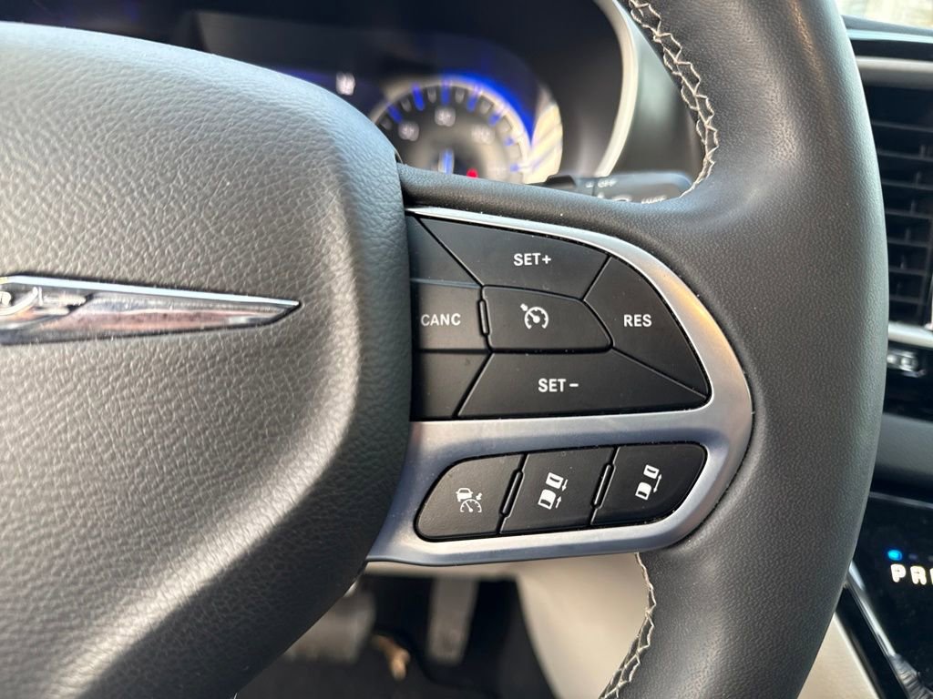 Used 2024 Chrysler Pacifica Touring-L image 39