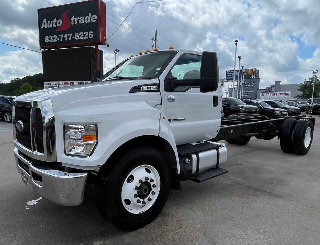 Used 2017 Ford F750 2WD Regular Cab Super Duty image 4