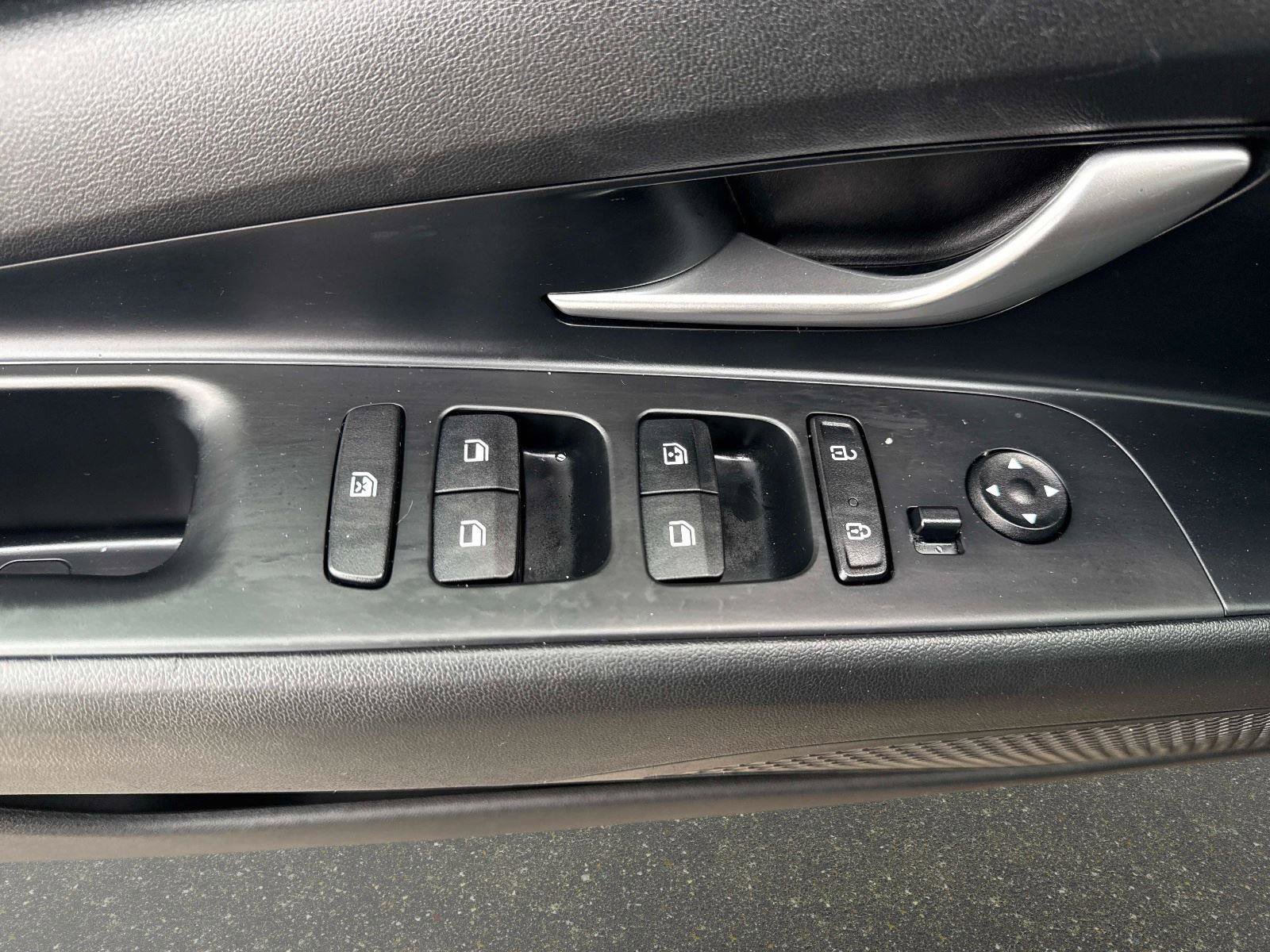 Used 2022 Hyundai Elantra SEL image 18