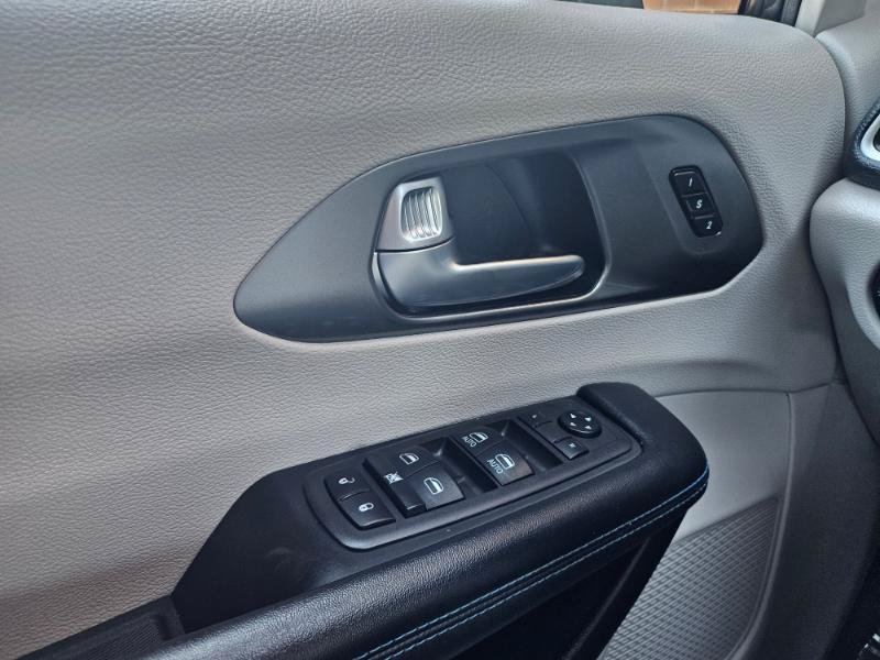 Used 2021 Chrysler Pacifica Touring-L FWD image 34