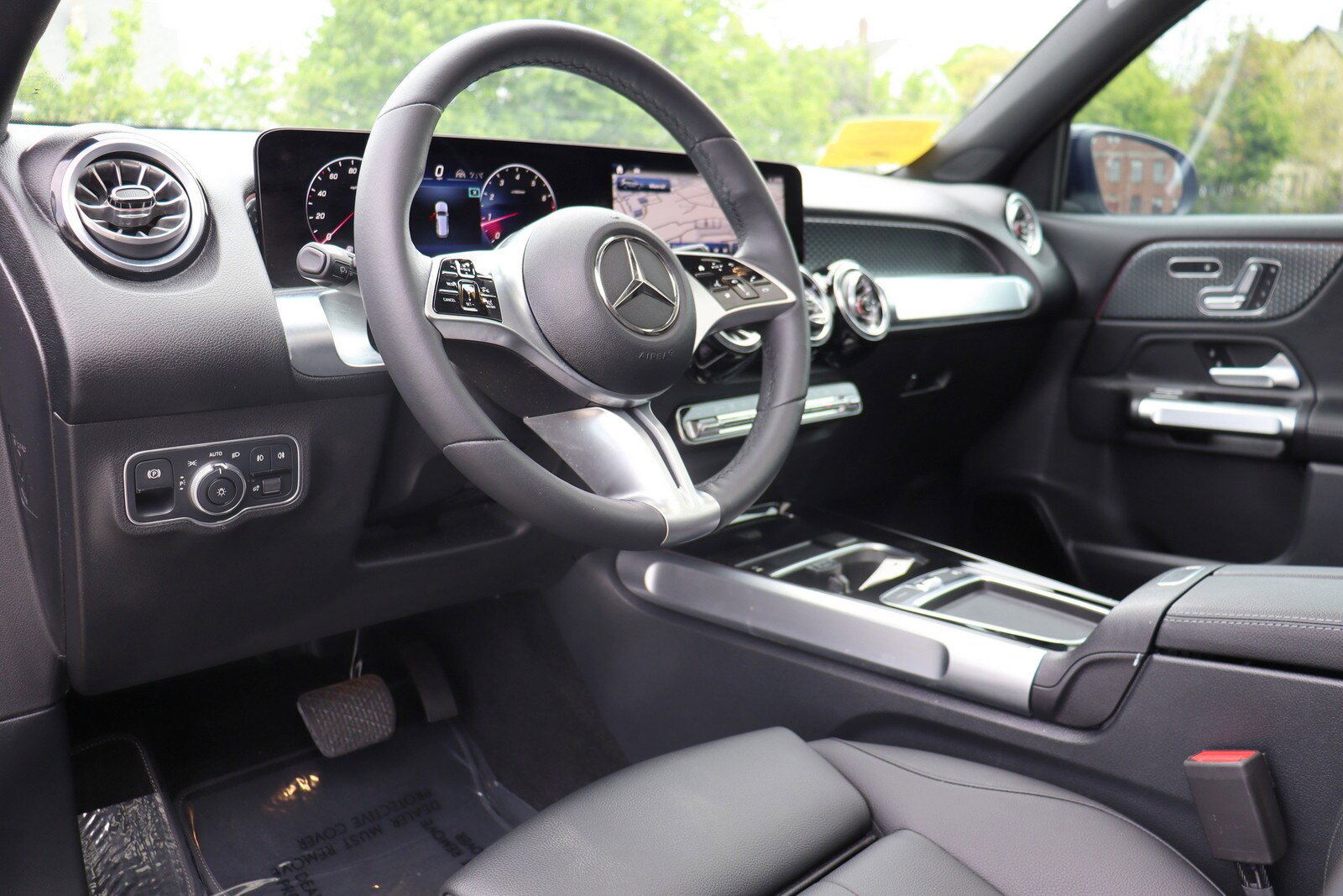 Used 2024 Mercedes-Benz GLB 250 w/ Driver Assistance Package image 10