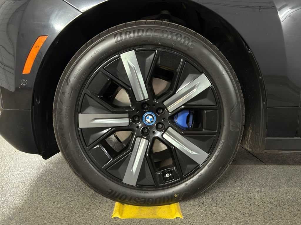 Used 2023 BMW iX xDrive50 w/ Sport Package AWD/4WD image 15