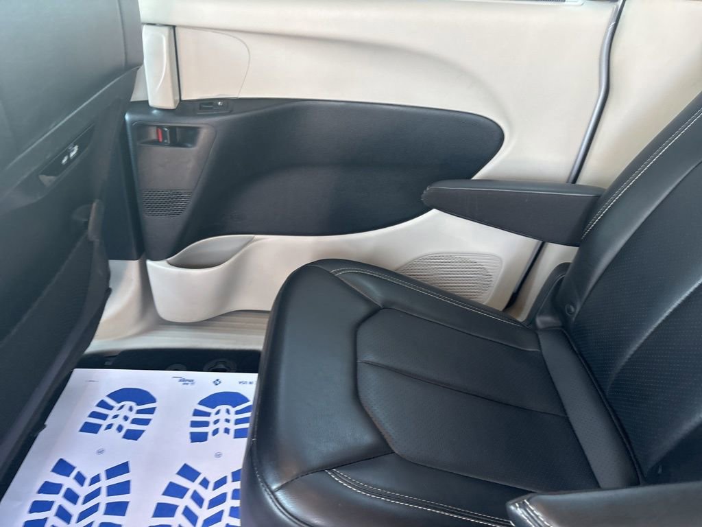 Used 2023 Chrysler Pacifica Touring-L FWD image 32
