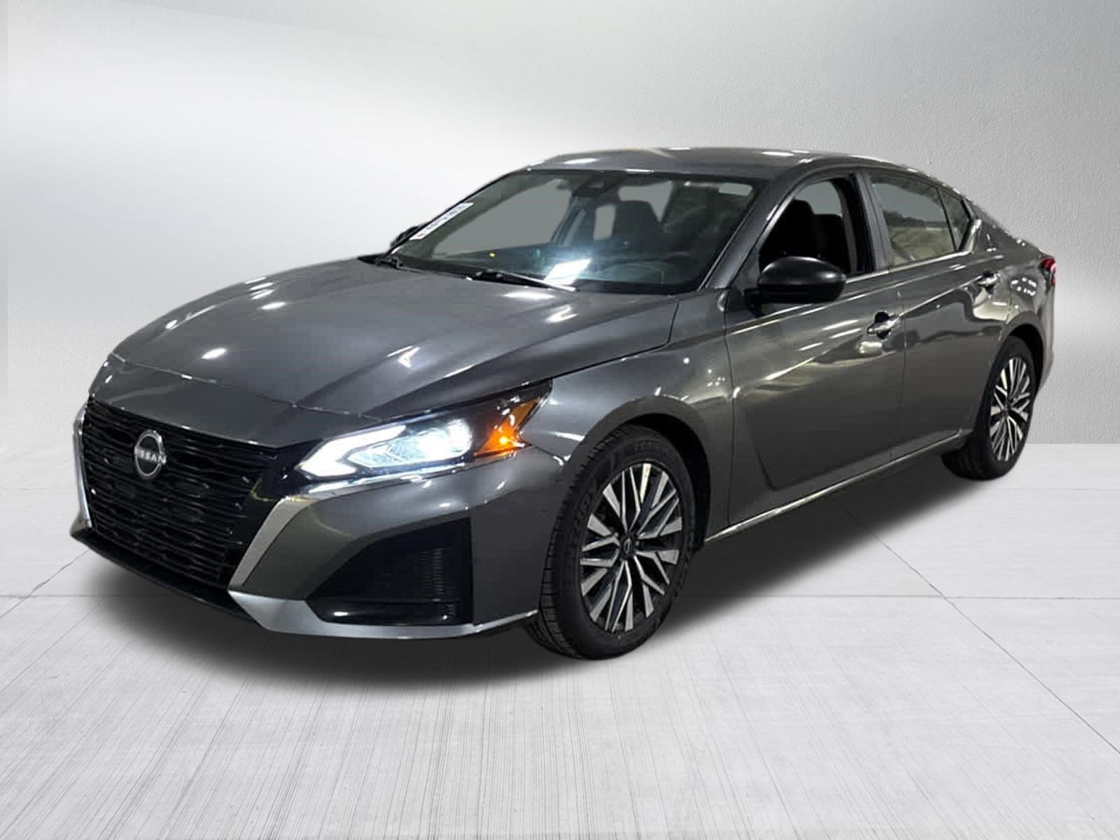 Used 2025 Nissan Altima 2.5 SV FWD image 3