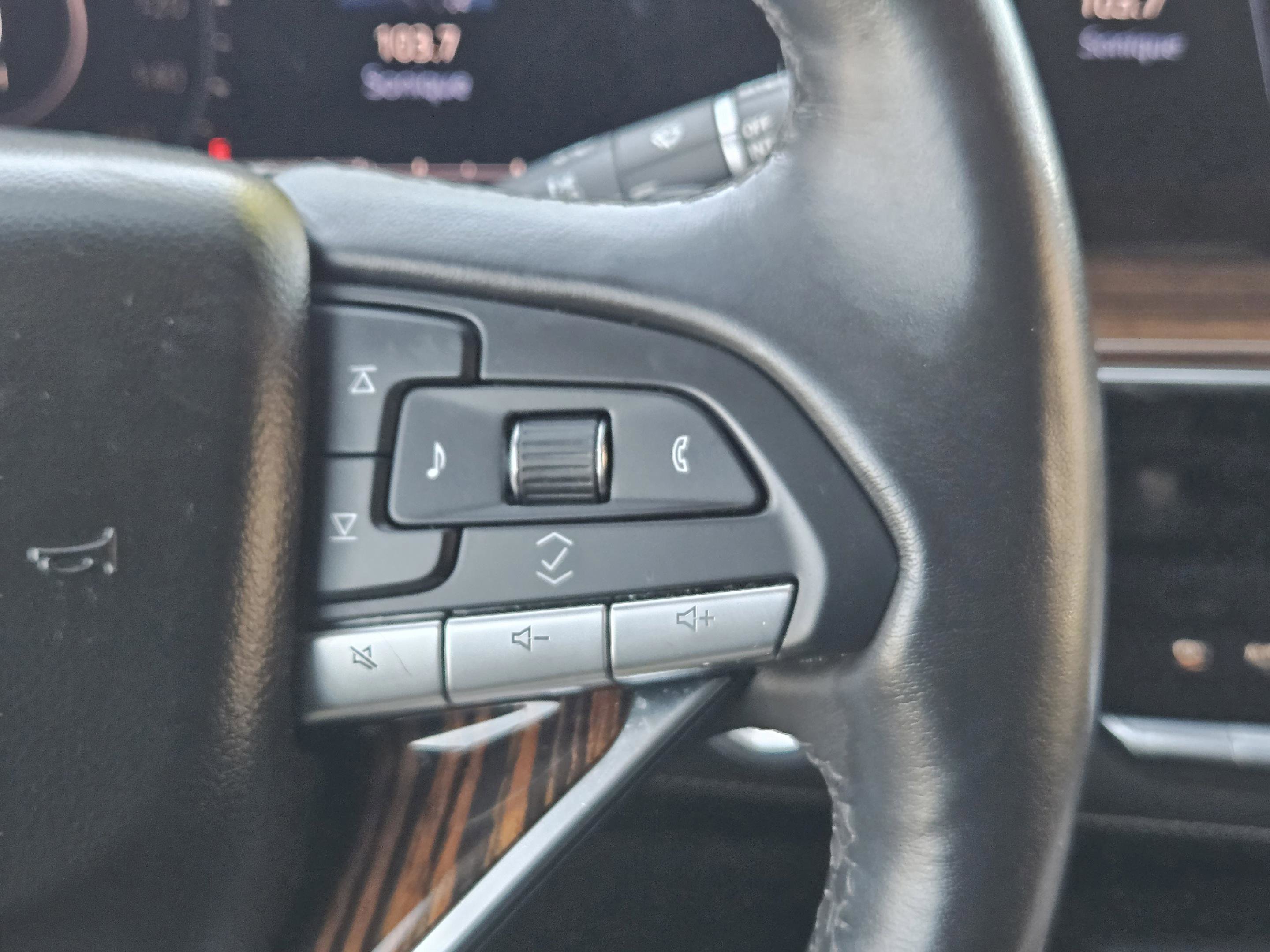 Used 2021 Cadillac Escalade Premium Luxury image 21