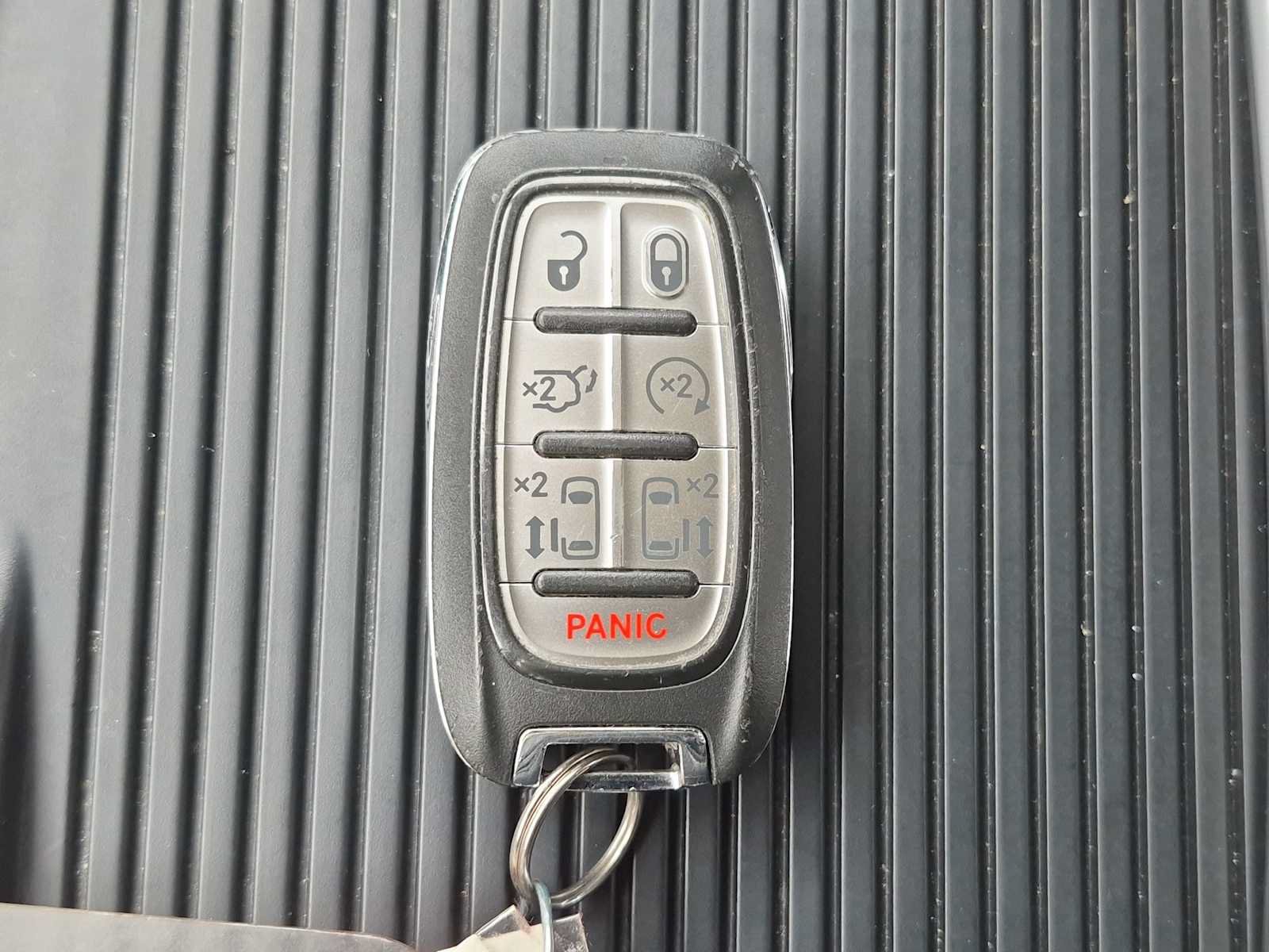 Used 2023 Chrysler Pacifica Touring-L FWD image 31