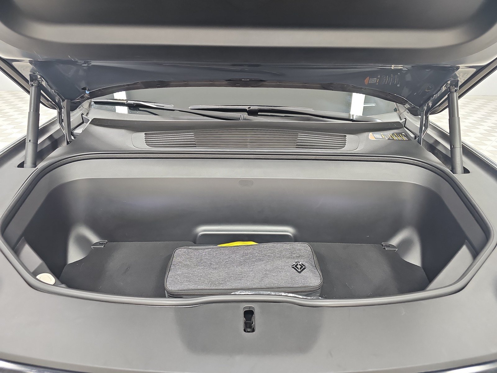 Used 2023 Rivian R1S Adventure AWD/4WD image 14