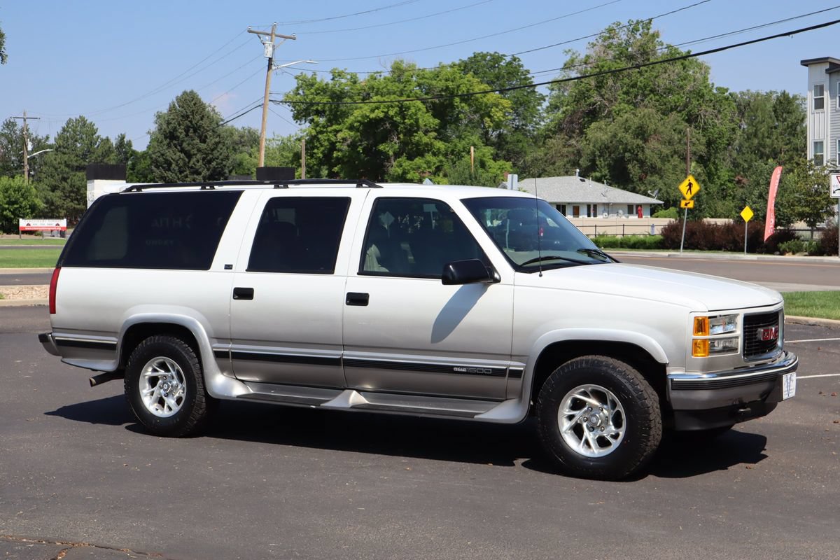 Used 1999 GMC Suburban 4WD w/ Convenience Group image 2