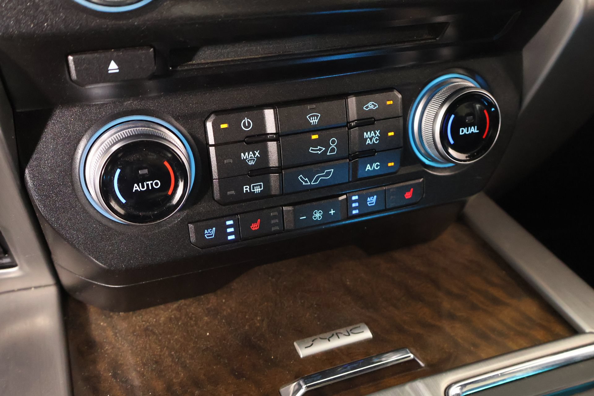 Used 2015 Ford F150 Platinum w/ Equipment Group 701A Luxury AWD/4WD image 8