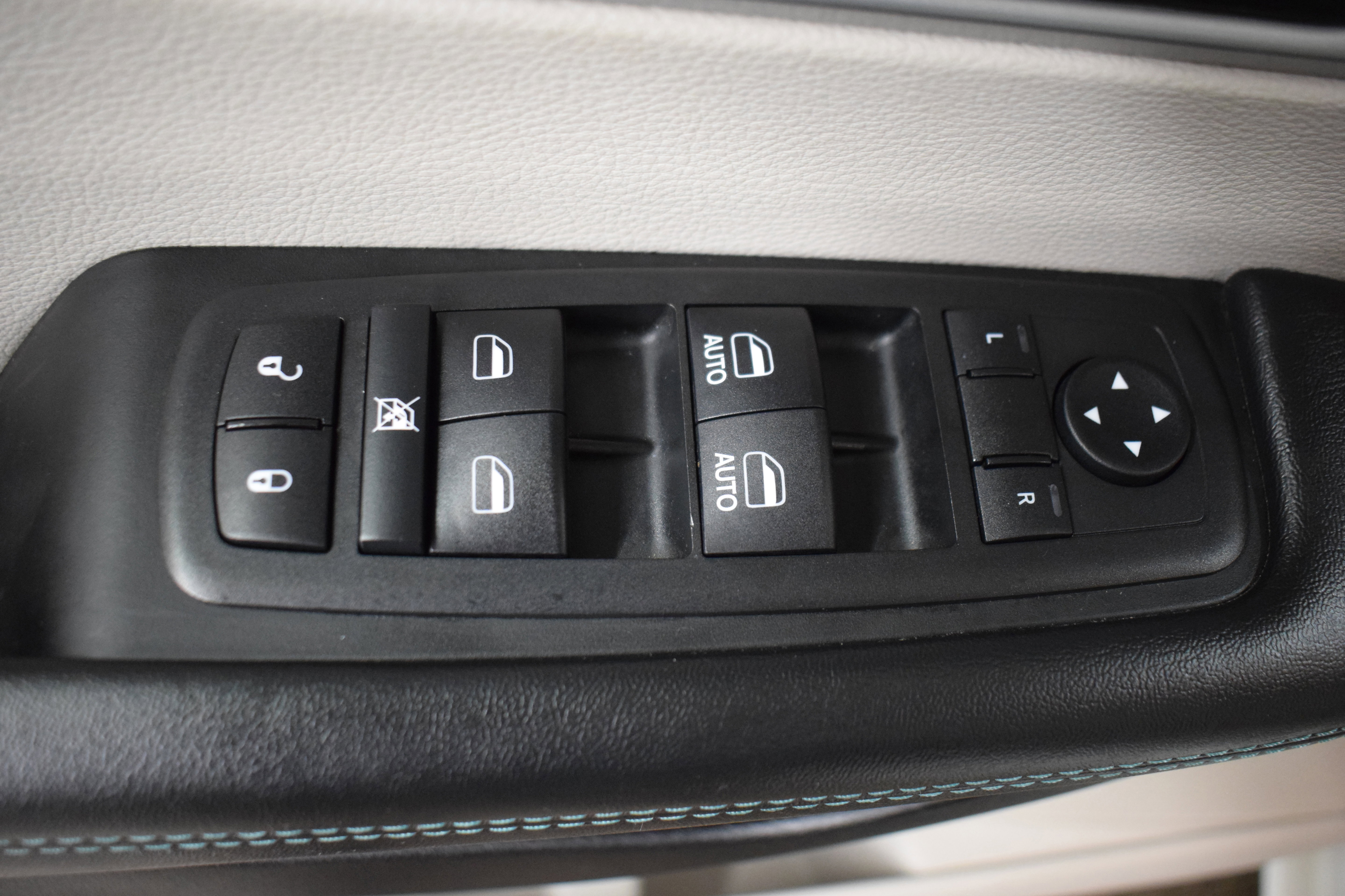 Used 2017 Chrysler Pacifica Platinum image 14