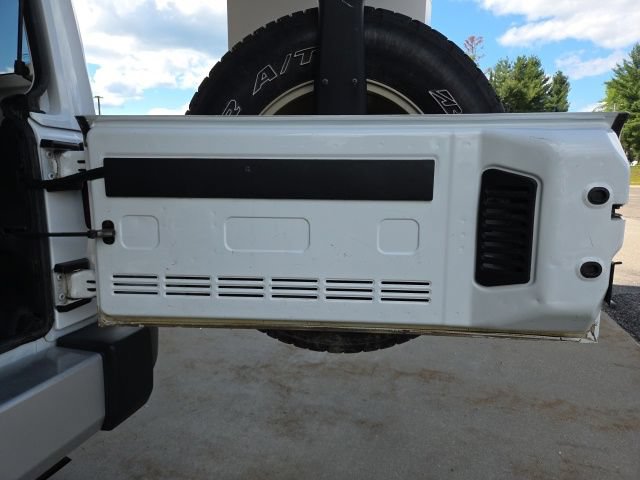Used 2015 Jeep Wrangler Unlimited Sahara w/ Connectivity Group AWD/4WD image 42