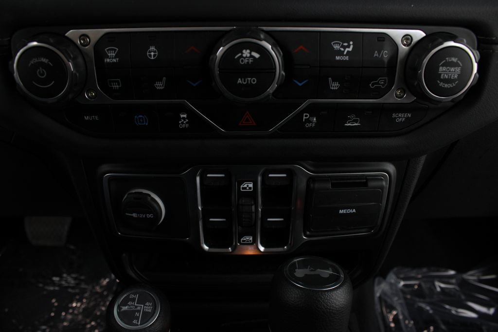 Used 2025 Jeep Wrangler Unlimited Sahara w/ Safety Group AWD/4WD image 6