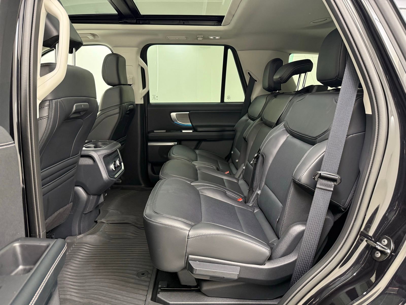 Used 2025 Ford Expedition Platinum AWD/4WD image 24