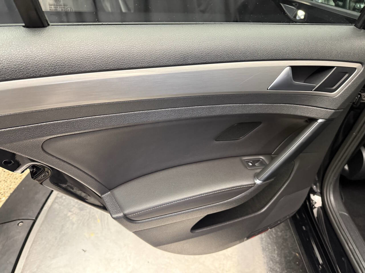 Used 2015 Volkswagen Golf SE image 18