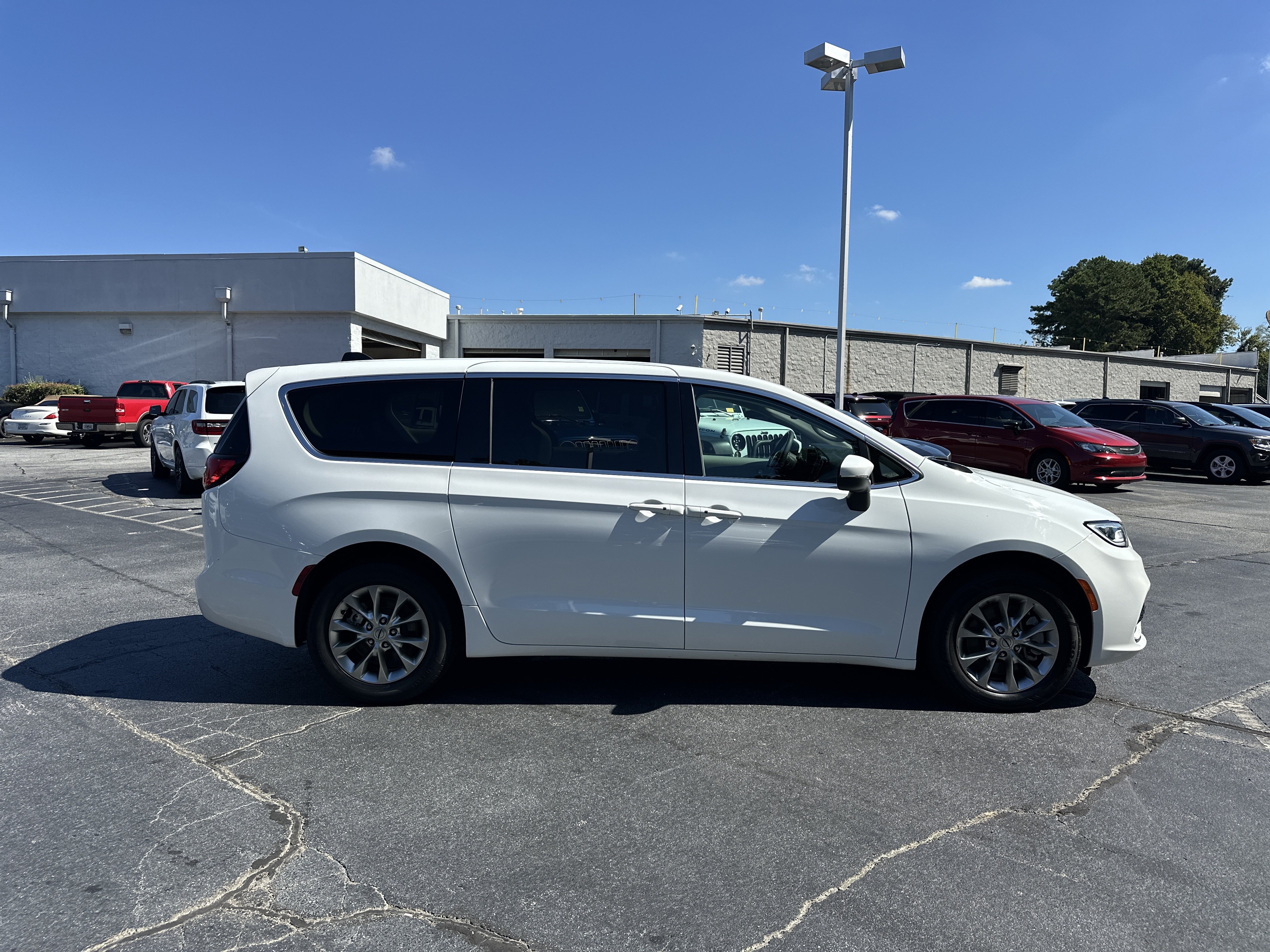 Used 2023 Chrysler Pacifica Touring-L AWD/4WD image 10
