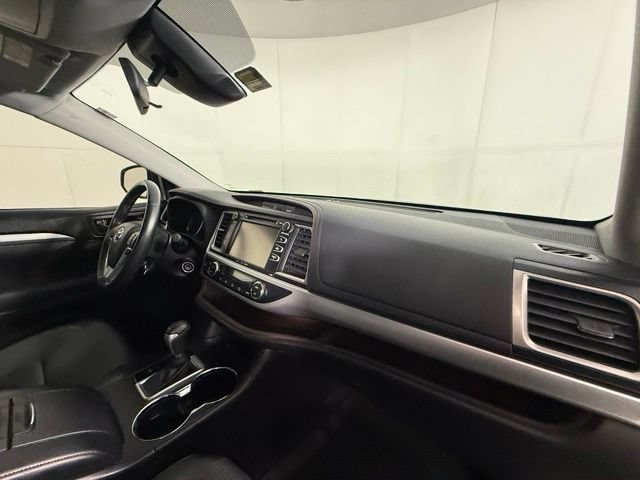 Used 2018 Toyota Highlander Plus FWD image 28