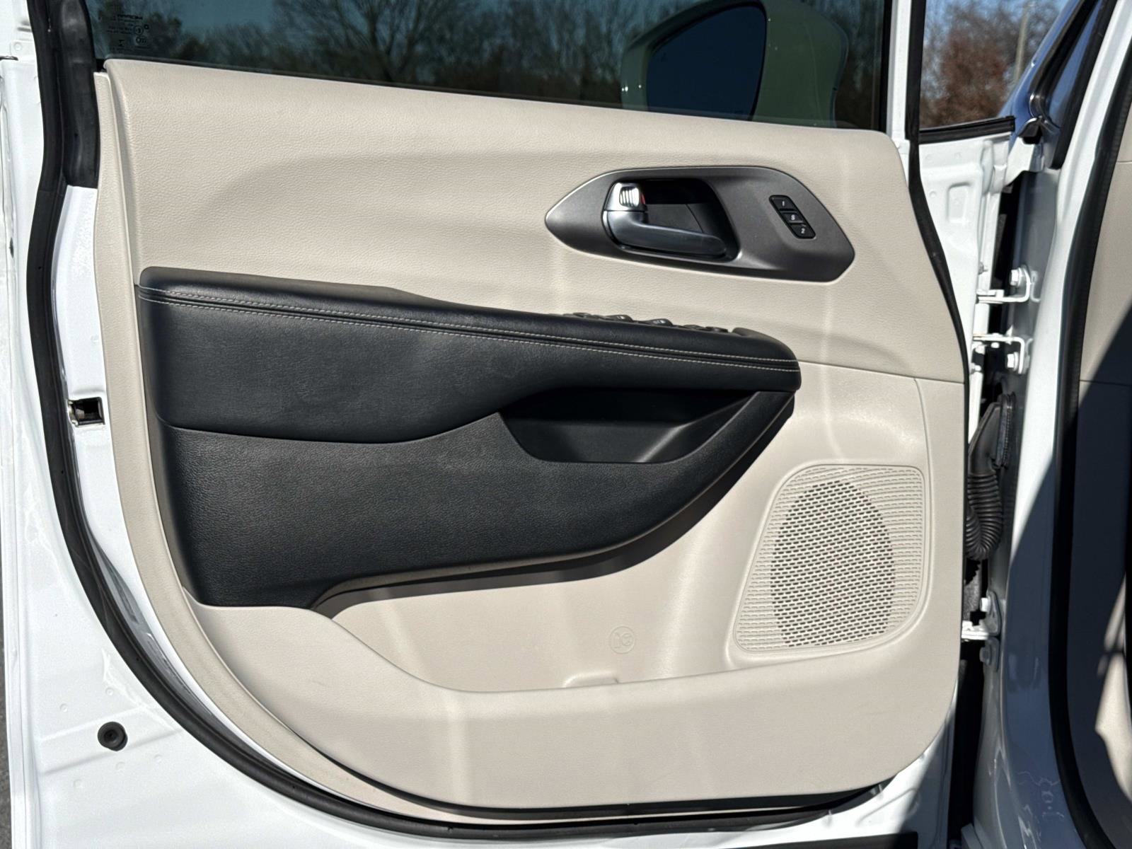 Certified 2022 Chrysler Pacifica Touring-L image 20