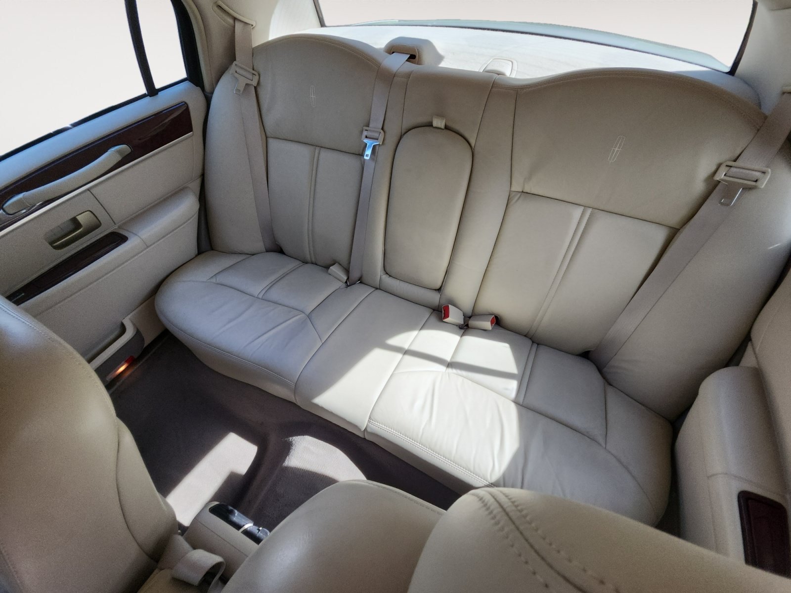 Used 2005 Lincoln Town Car Signature Limited RWD image 13