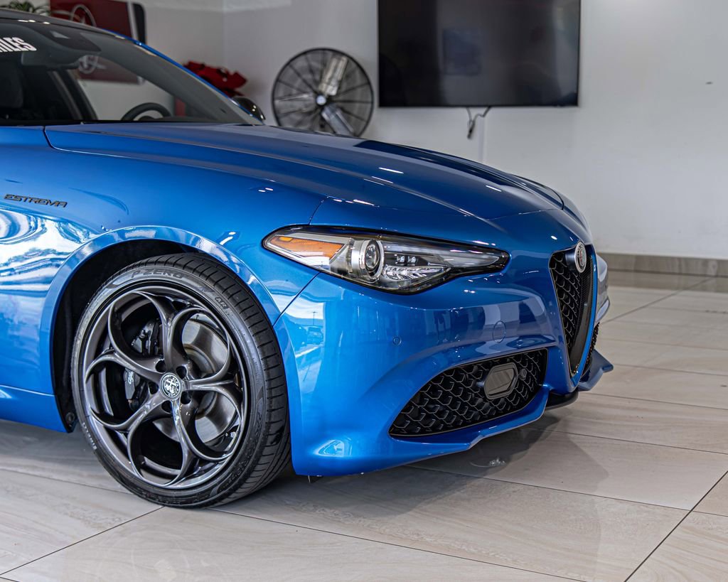 Used 2023 Alfa Romeo Giulia Estrema AWD/4WD image 3