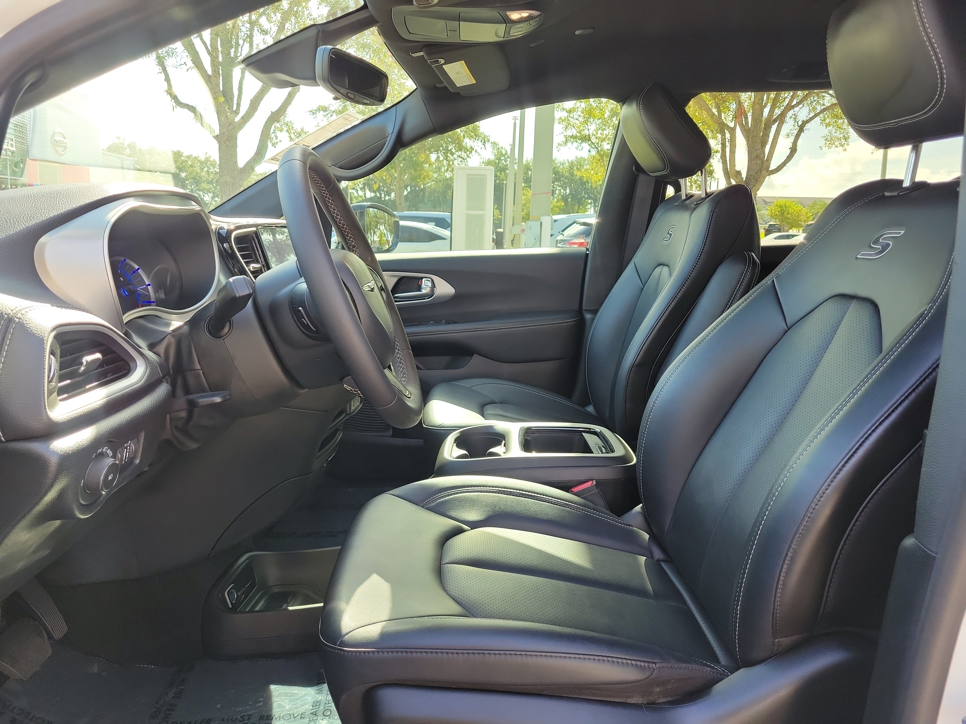 Used 2024 Chrysler Pacifica Limited FWD image 12