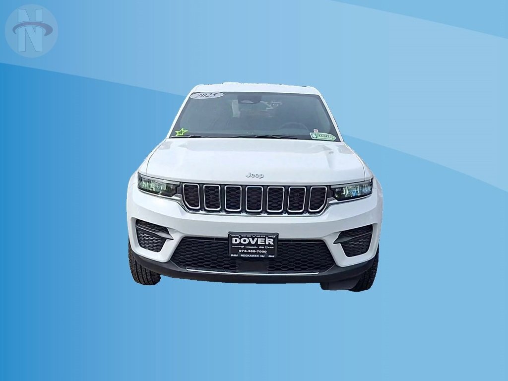 Used 2025 Jeep Grand Cherokee Laredo w/ MOPAR Finishing Package image 3