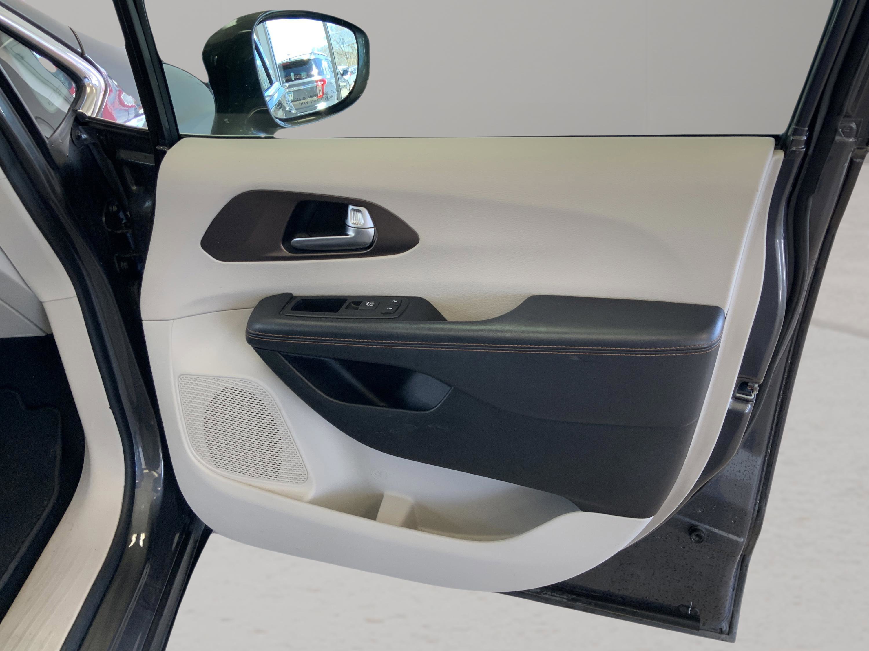 Used 2017 Chrysler Pacifica Touring-L FWD image 18