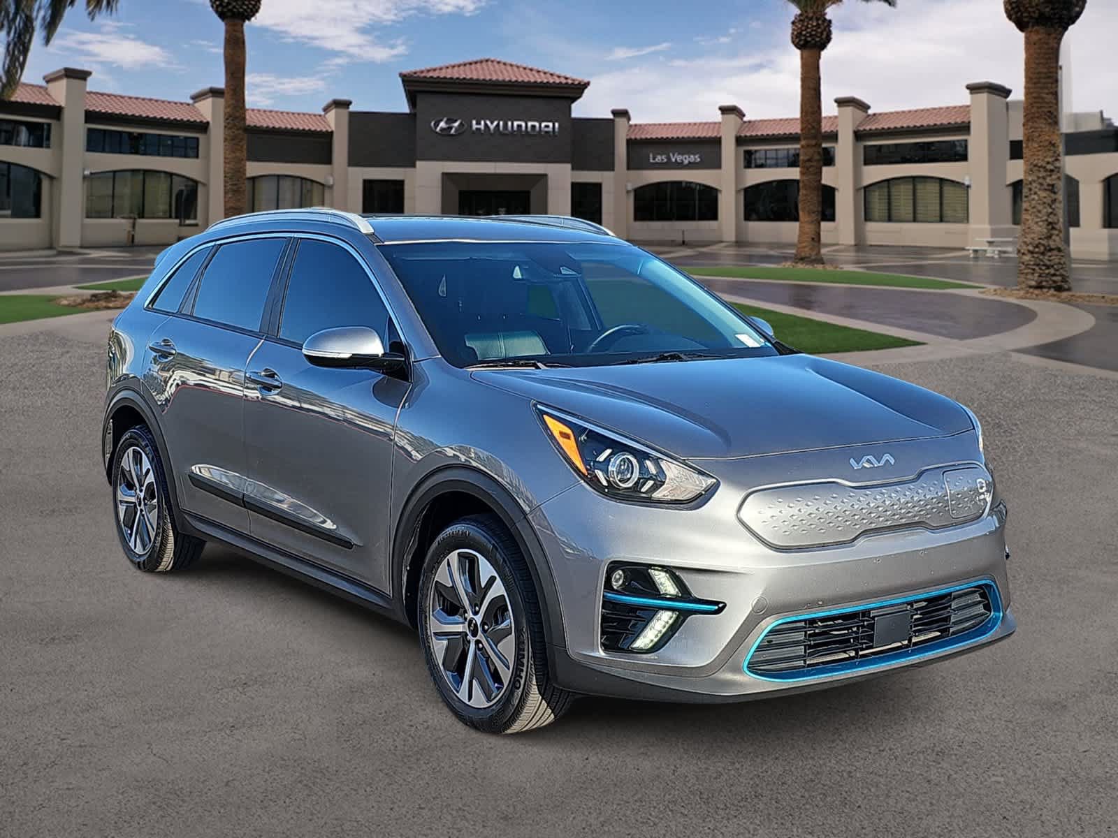 Used 2022 Kia Niro EX FWD image 2