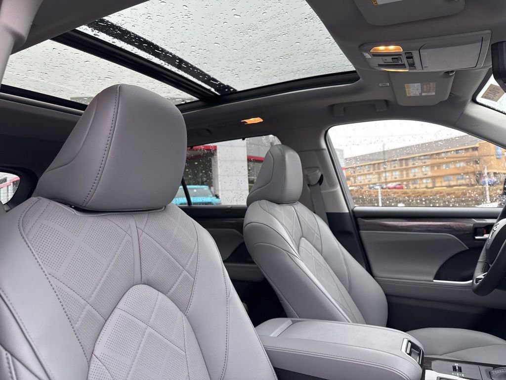New 2026 Toyota Highlander Platinum image 6