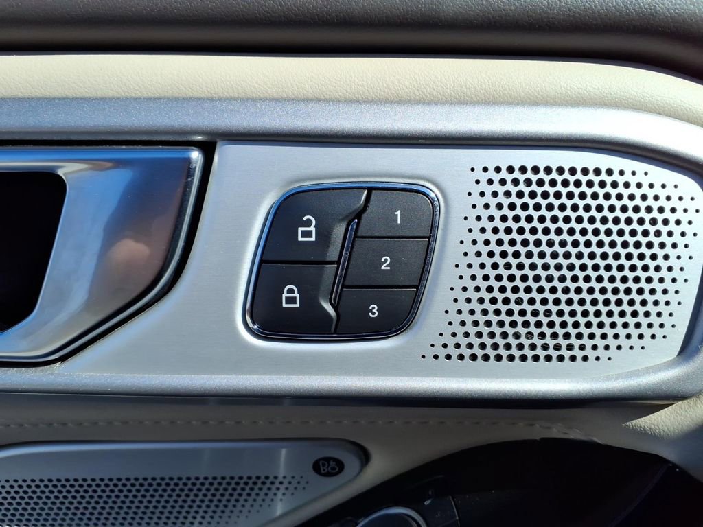 Used 2022 Ford Explorer Platinum w/ Premium Technology Package image 25