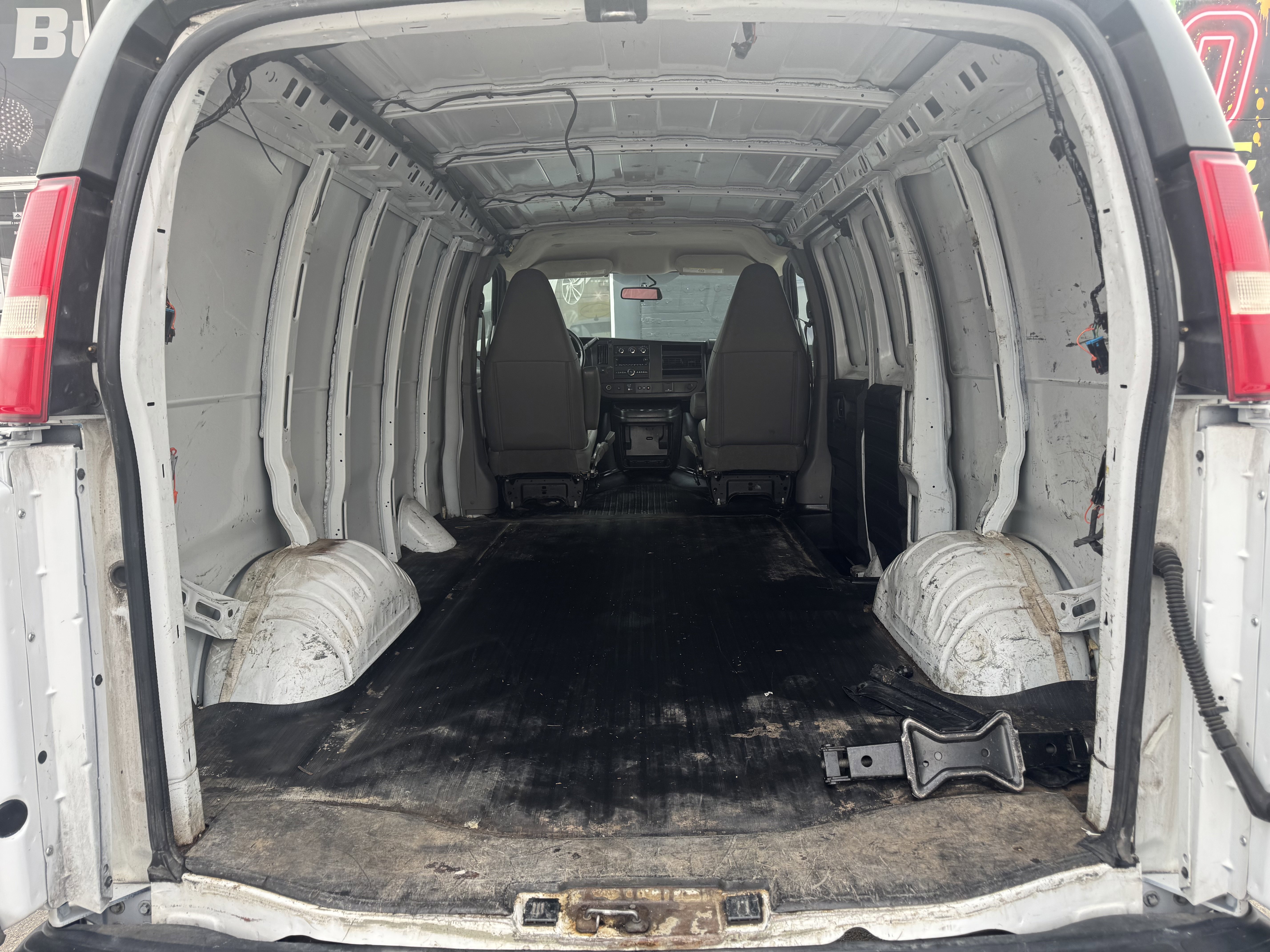 Used 2019 Chevrolet Express 2500 w/ Enhanced Convenience Package image 8