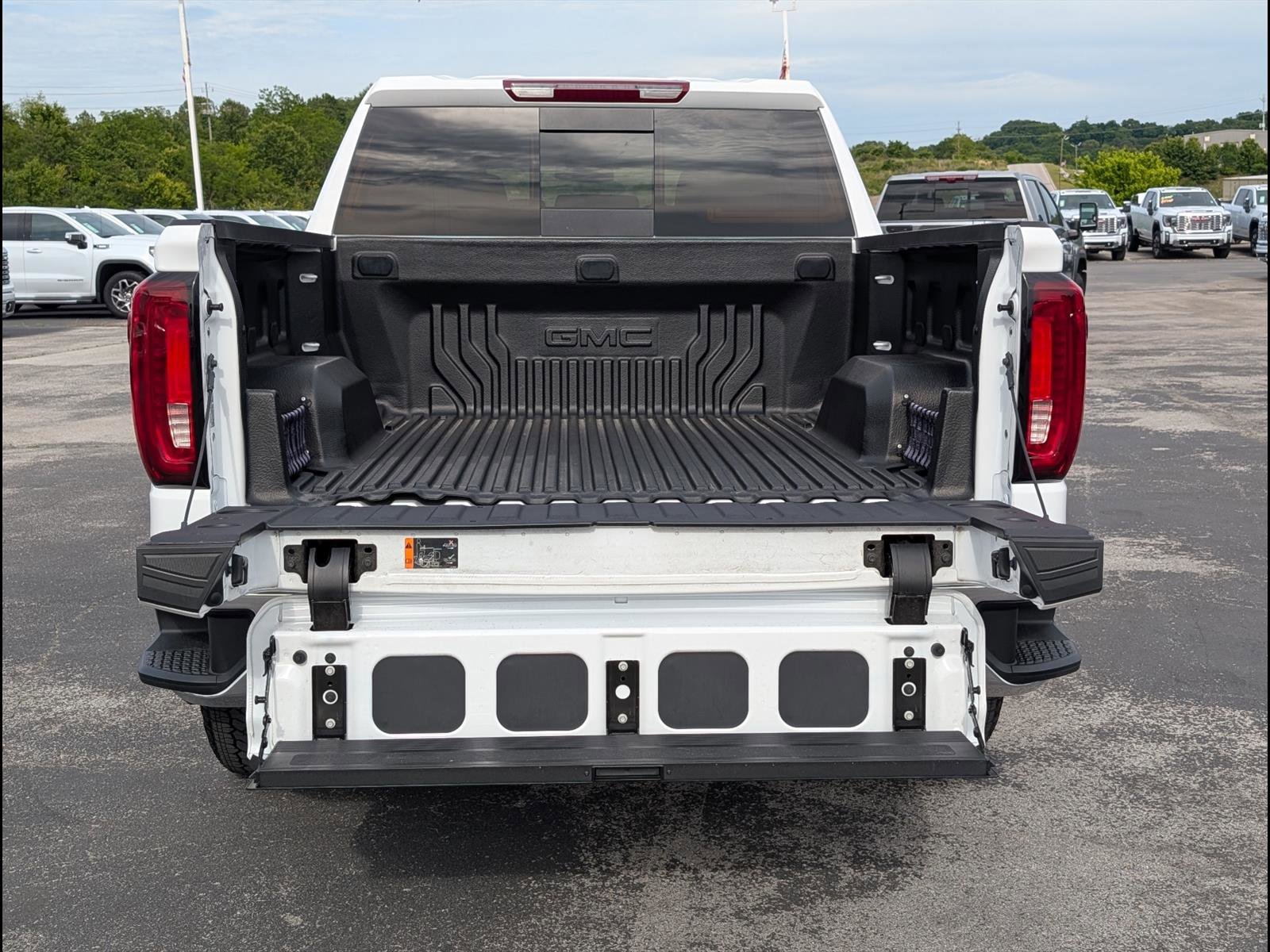 Used 2026 GMC Sierra 1500 SLT w/ SLT Premium Package AWD/4WD image 19