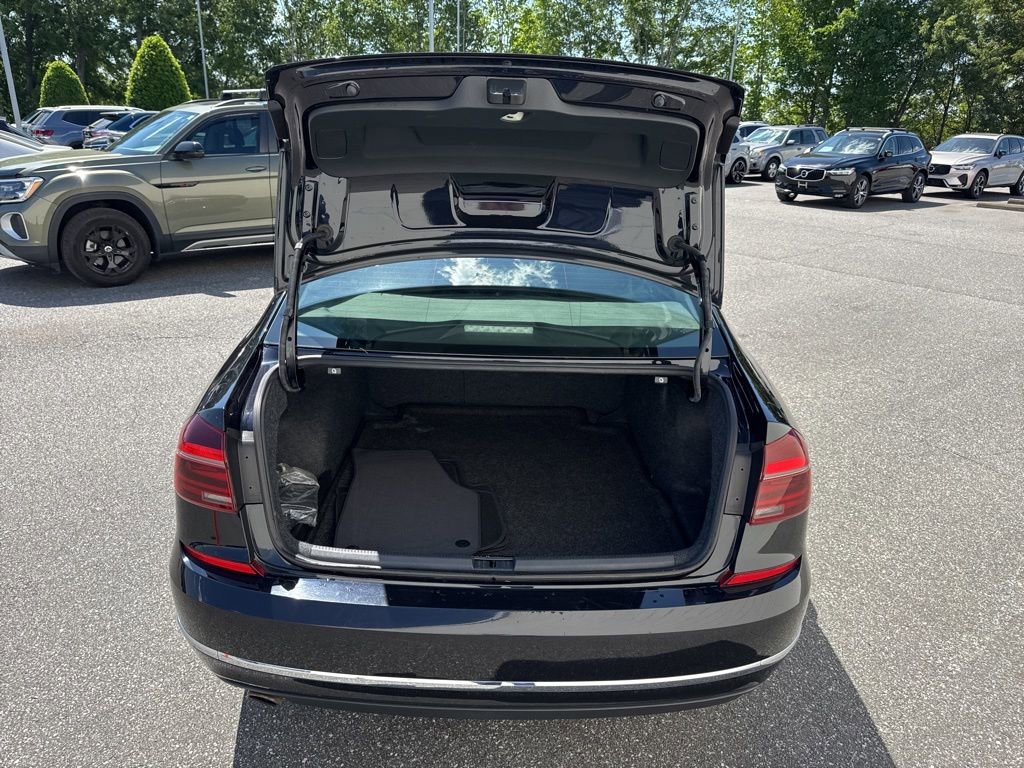 Used 2018 Volkswagen Passat 2.0T SE FWD image 10