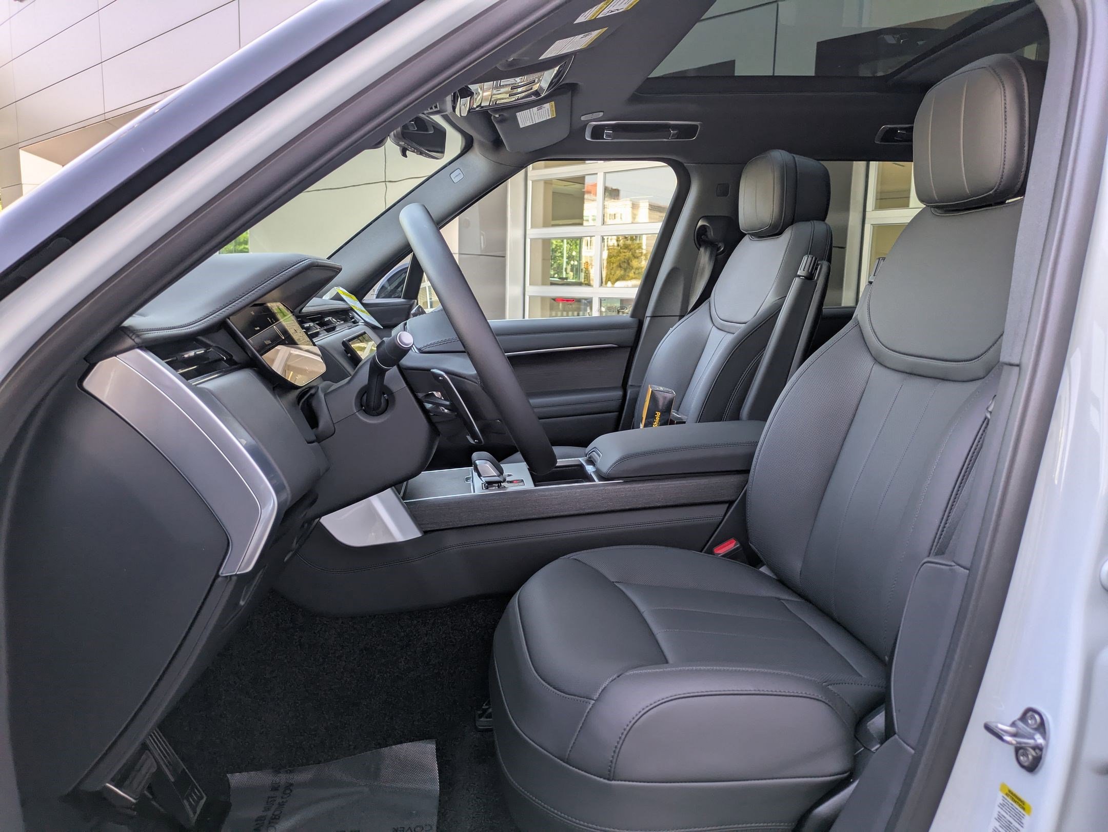 New 2025 Land Rover Range Rover Long Wheelbase SE image 24