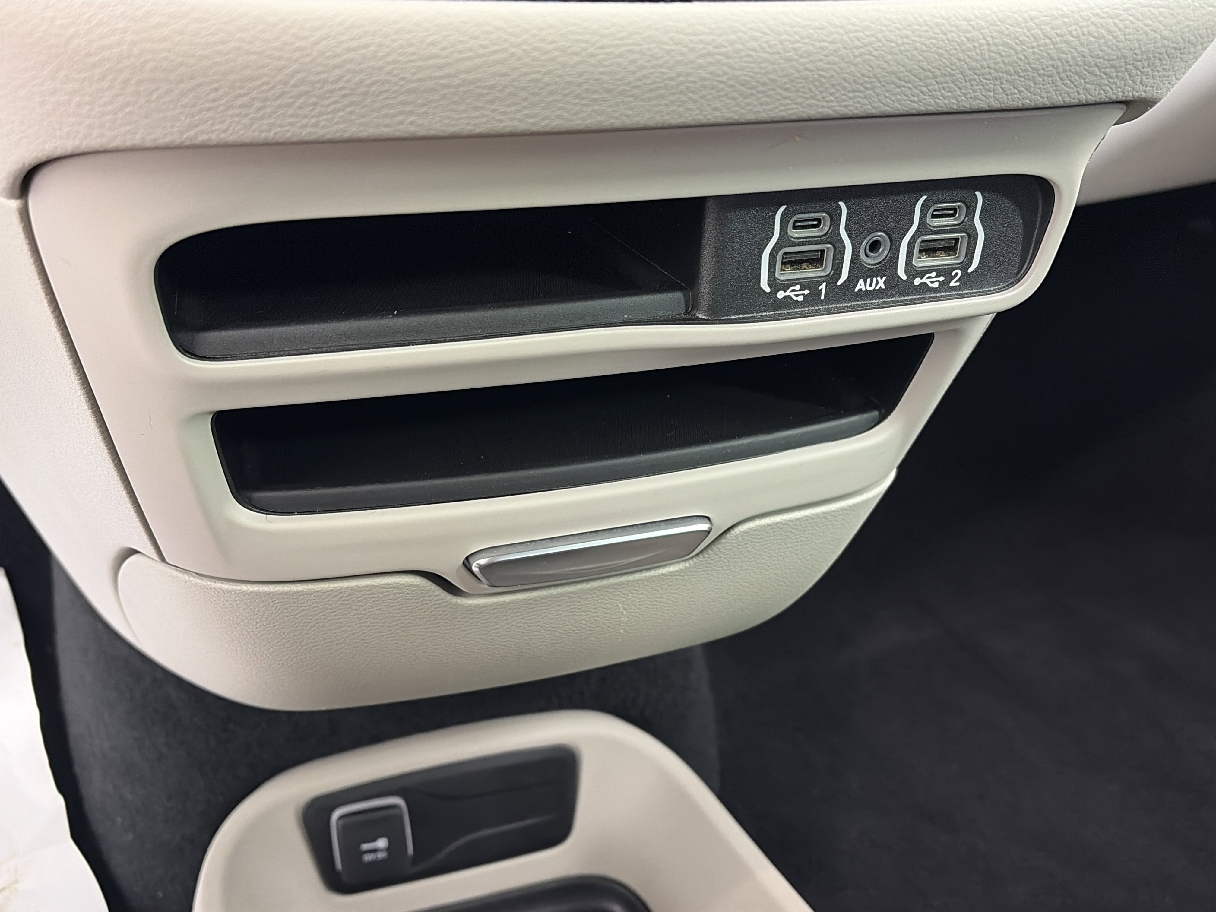 Used 2024 Chrysler Pacifica Touring-L image 24