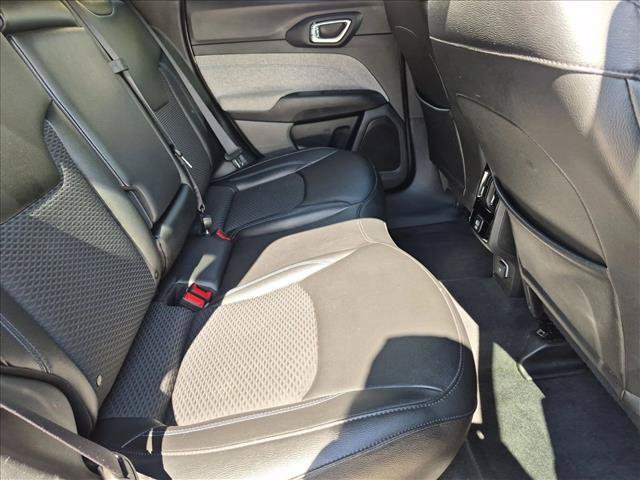 Used 2024 Jeep Compass Latitude AWD/4WD image 19