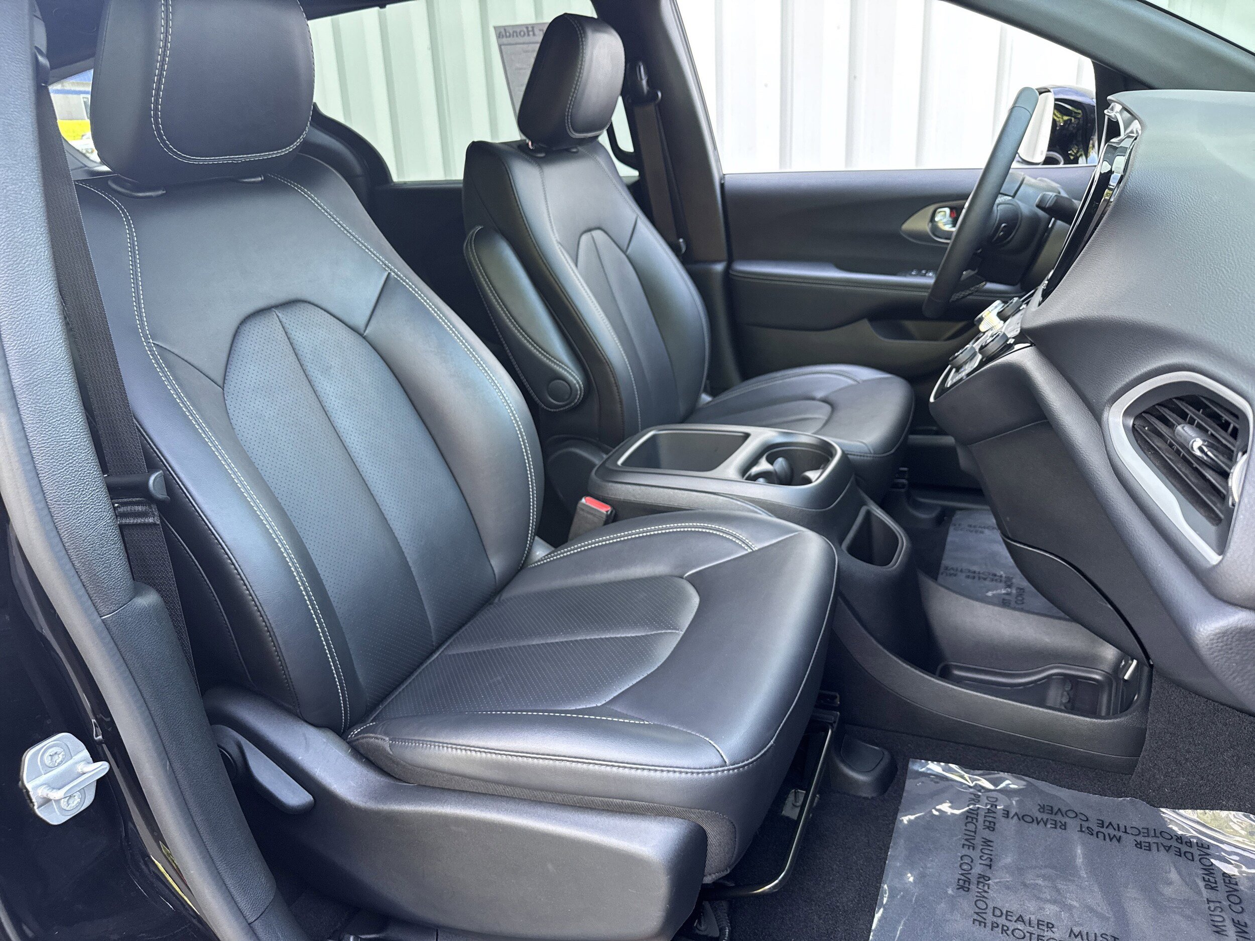 Used 2025 Chrysler Pacifica Select FWD image 15