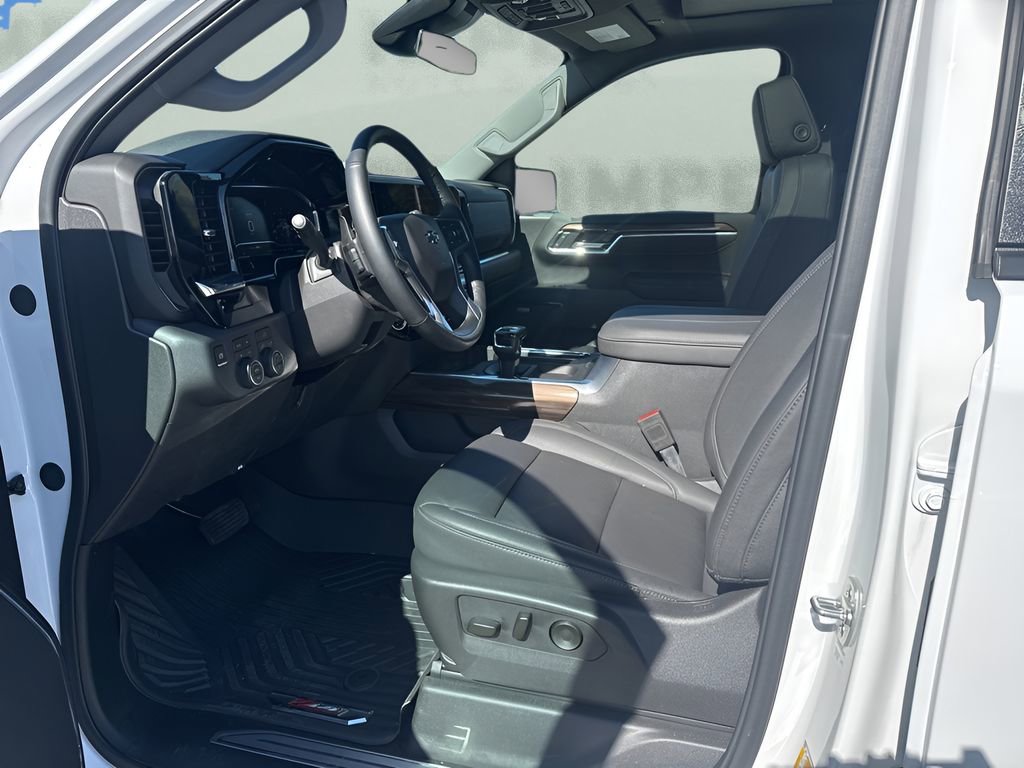 Used 2025 Chevrolet Silverado 1500 LT Trail Boss w/ Convenience Package II image 9