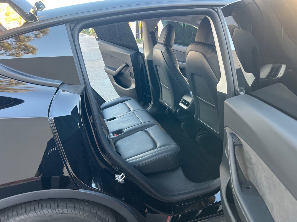 Used 2022 Tesla Model Y Long Range image 14