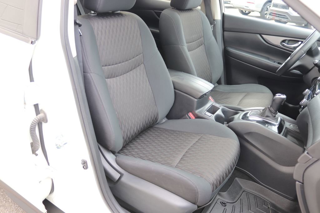 Used 2020 Nissan Rogue SV image 16