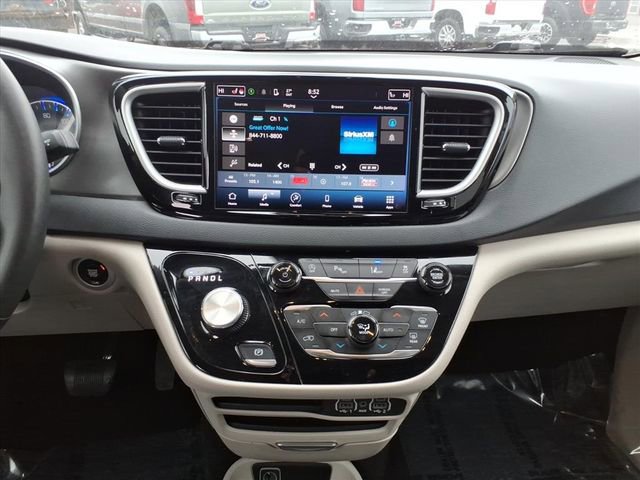 Used 2023 Chrysler Pacifica Touring-L FWD image 18