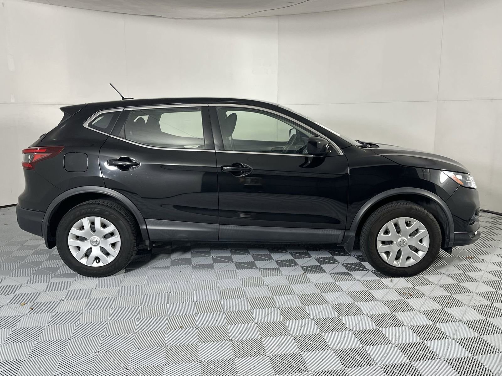 Used 2020 Nissan Rogue Sport S FWD image 9