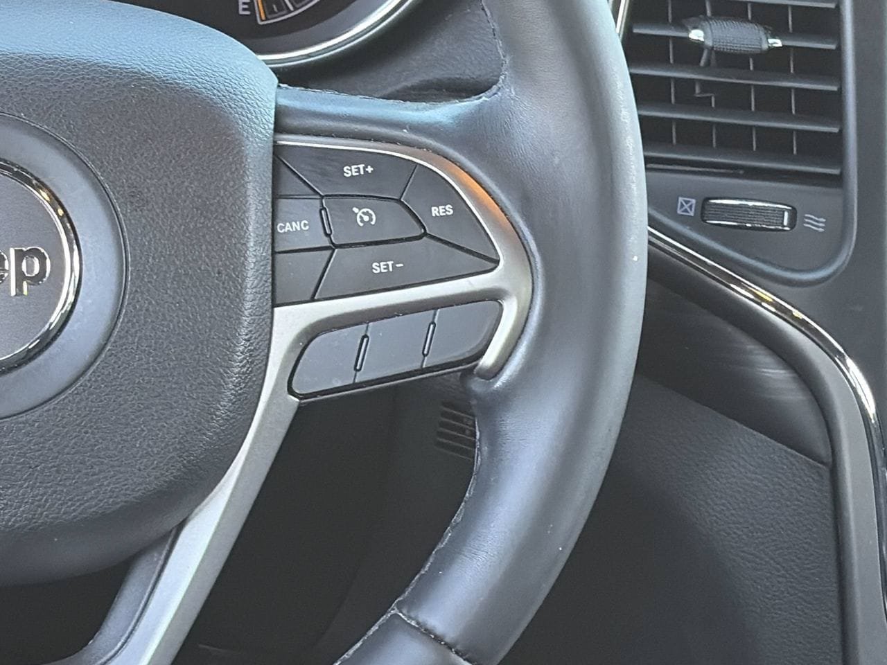 Used 2020 Jeep Grand Cherokee Laredo RWD image 23