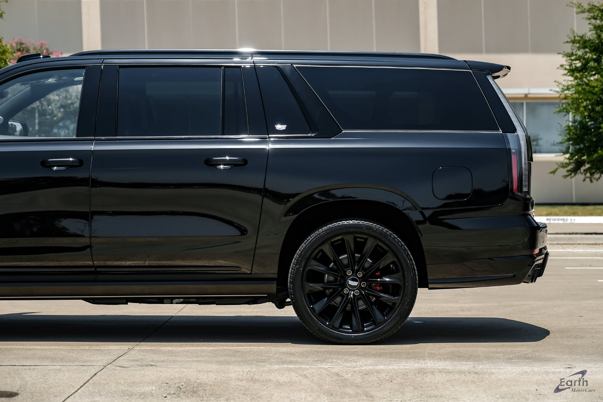 Used 2026 Cadillac Escalade ESV V w/ LPO, ONYX Package AWD/4WD image 9
