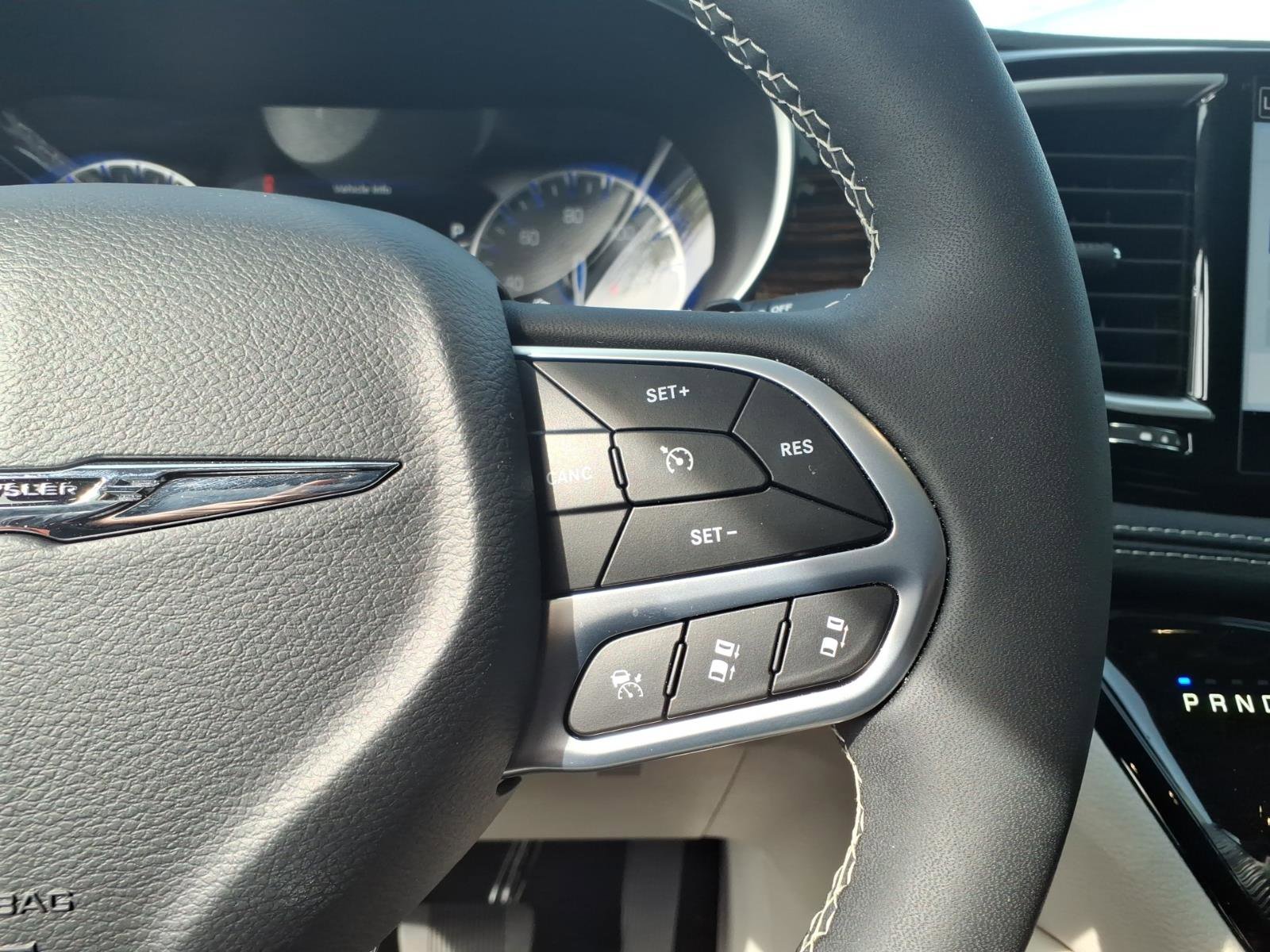 Used 2023 Chrysler Pacifica Limited AWD/4WD image 22