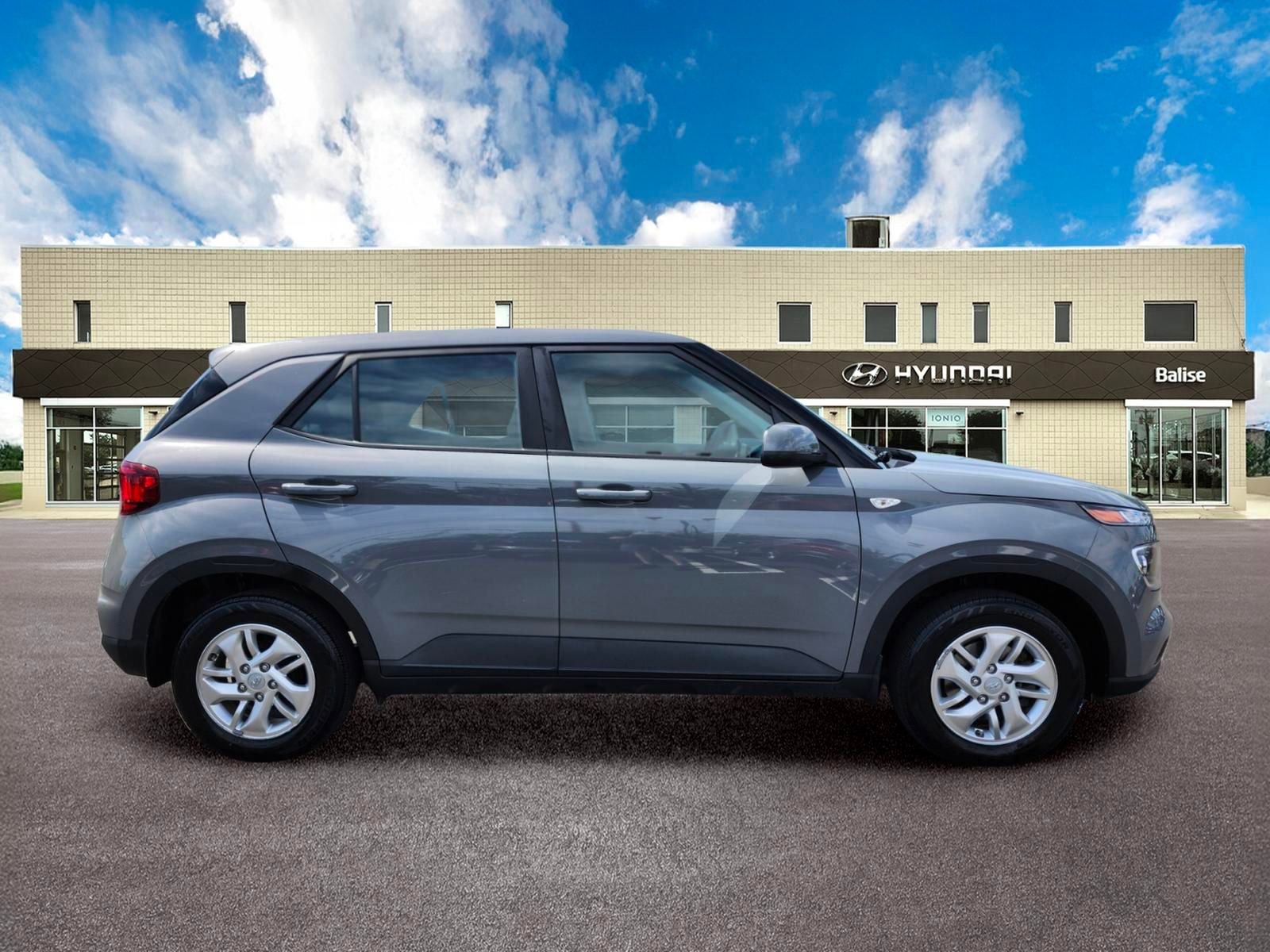 Used 2023 Hyundai Venue SE FWD image 2