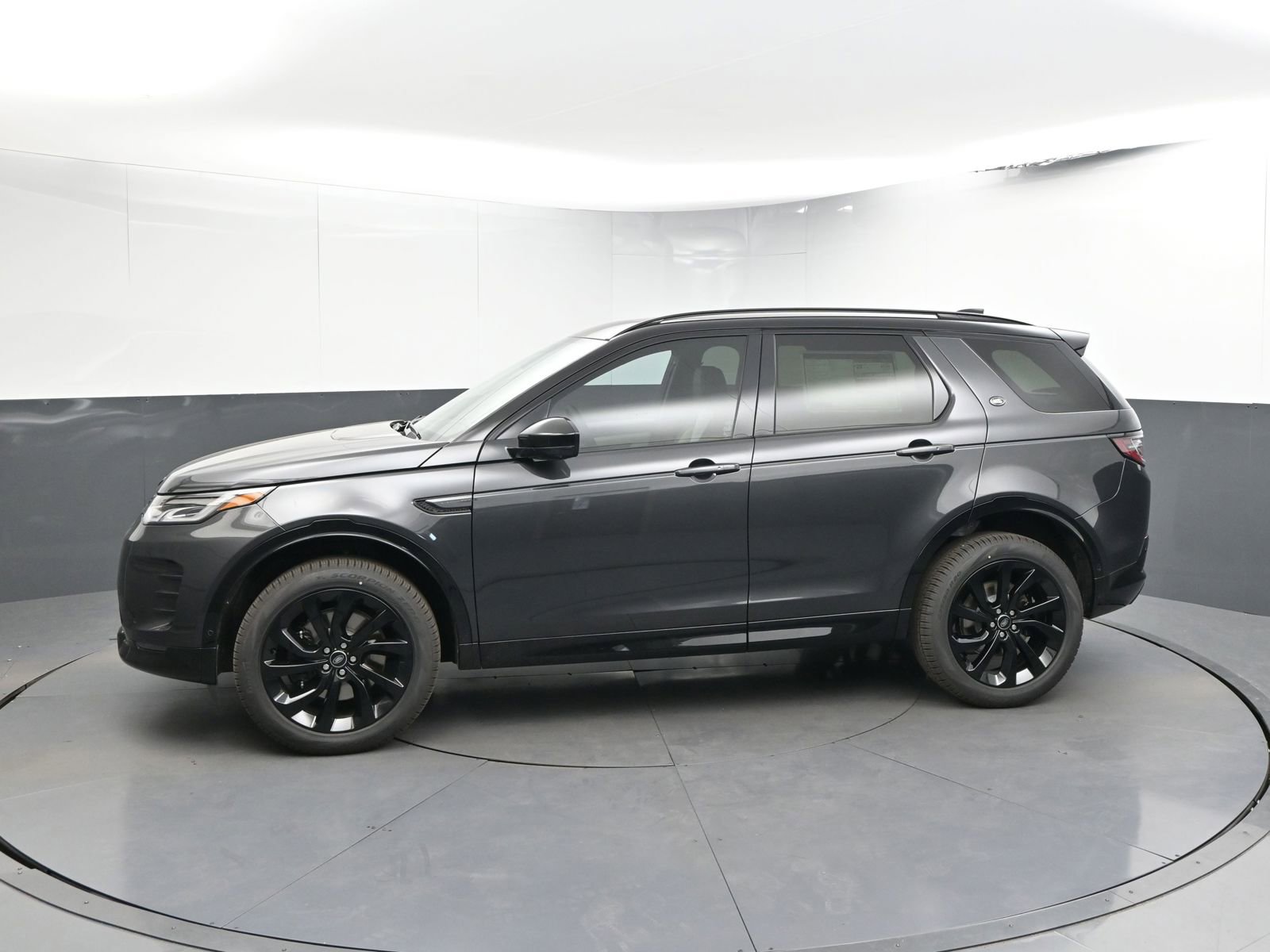 New 2025 Land Rover Discovery Sport Dynamic SE image 2