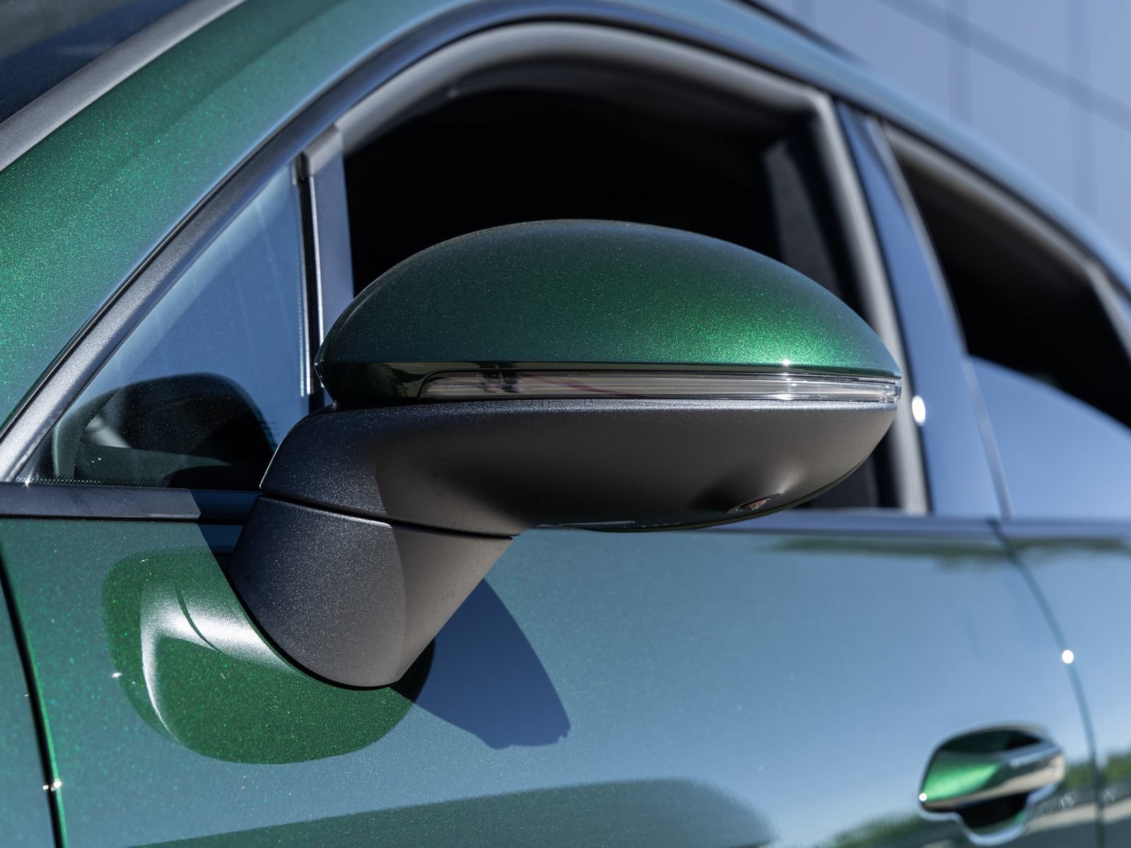 Certified 2025 Porsche Macan Electric RWD image 17