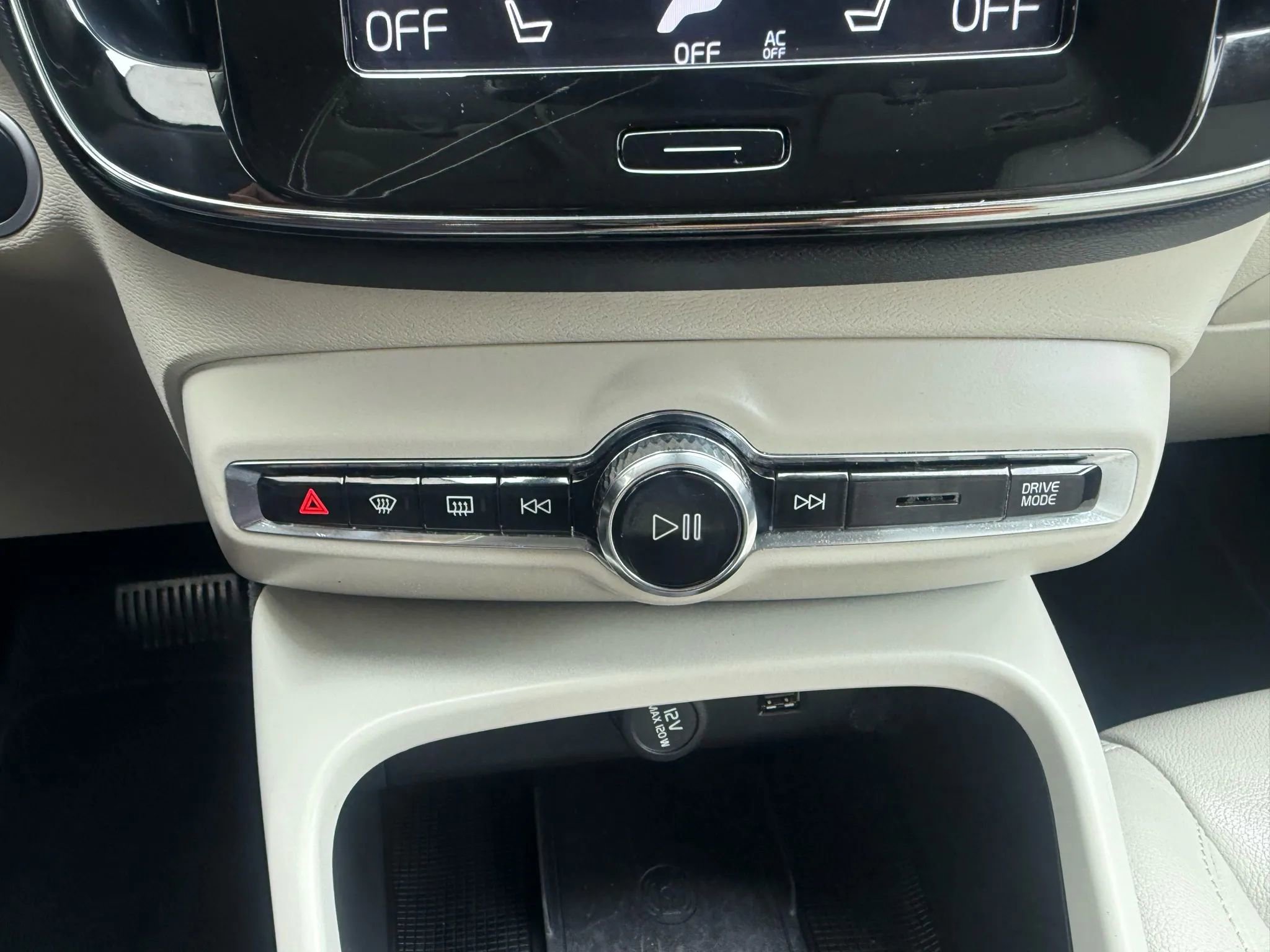 Used 2022 Volvo XC40 T5 Momentum image 18