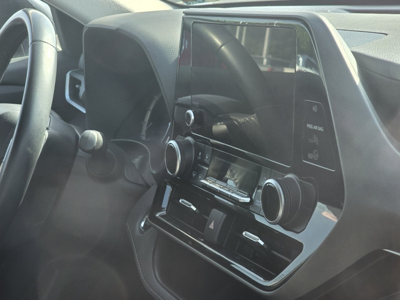 Used 2023 Toyota Highlander LE AWD/4WD image 15