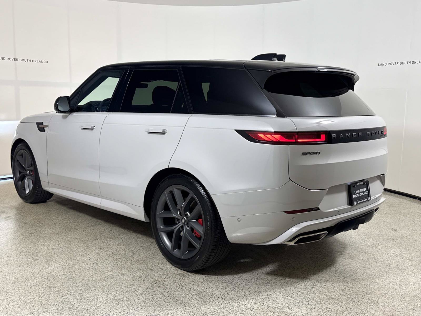 Used 2024 Land Rover Range Rover Sport Dynamic SE AWD/4WD image 3